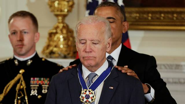  President Barack Obama presents the Presidential Medal of Freedom to Vice President Joe Biden