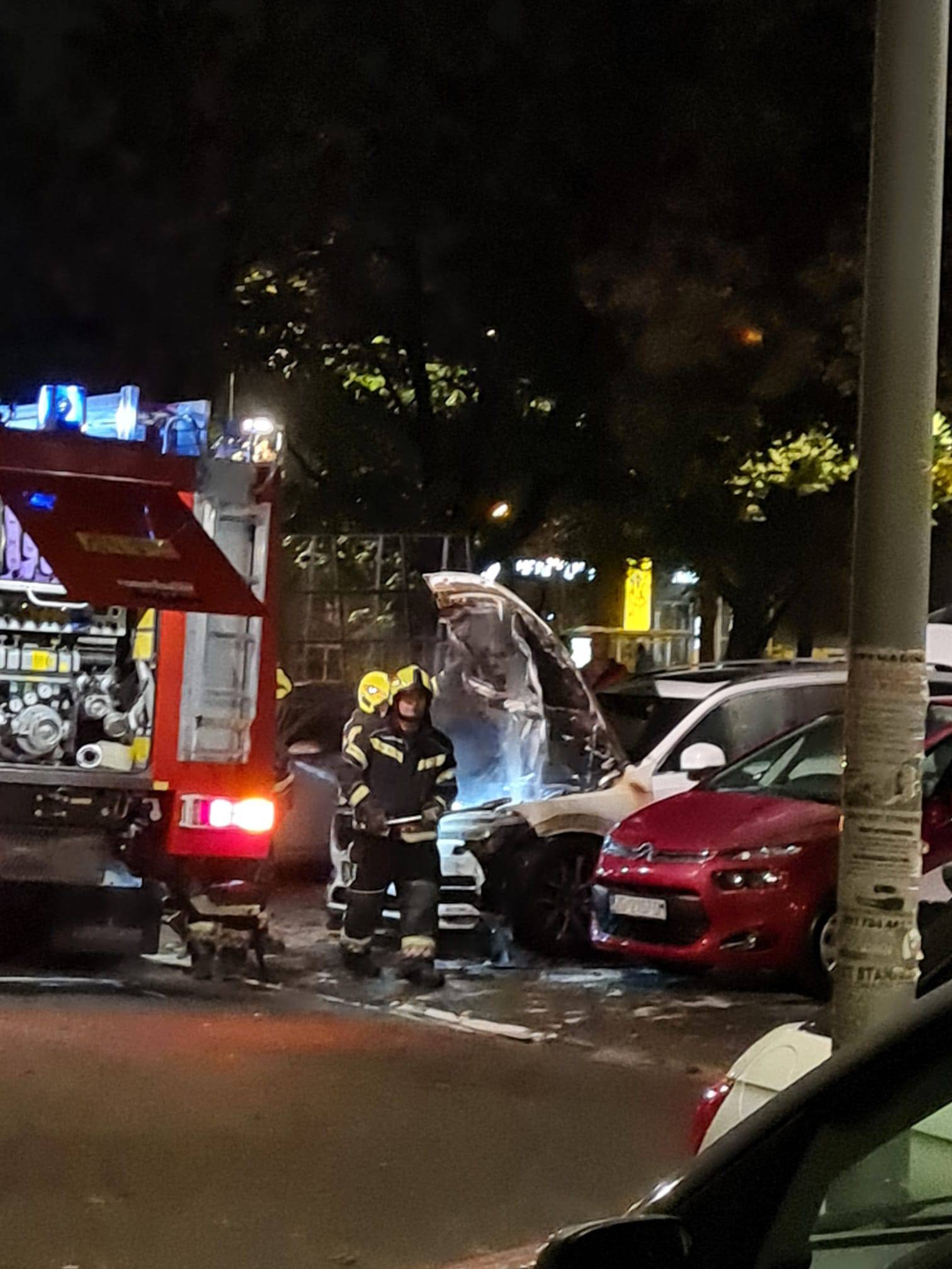 VIDEO Zapalio se automobil u zagrebačkom Travnom: 'Smrad se osjetio i nekoliko ulaza dalje'