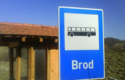 Ispod znaka autobusa na stanici stoji natpis "brod"