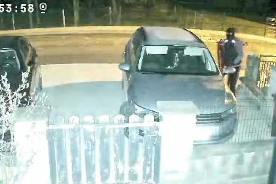 Maskirani razbojnik ulazi u dvori&scaron;ta