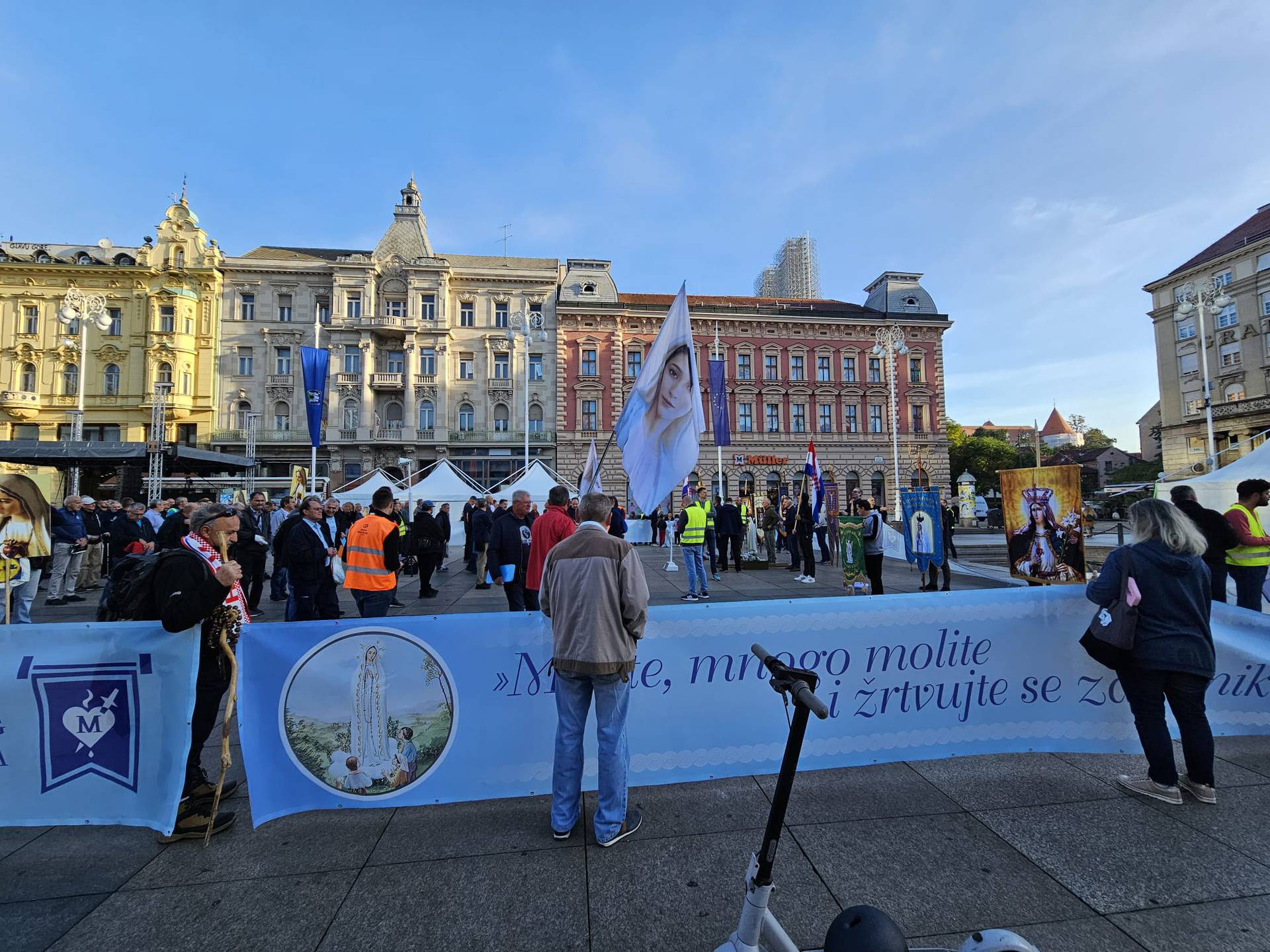 Završena molitva na Trgu, okupili se i kontraprosvjednici: 'Slobodne smo i ravnopravne'