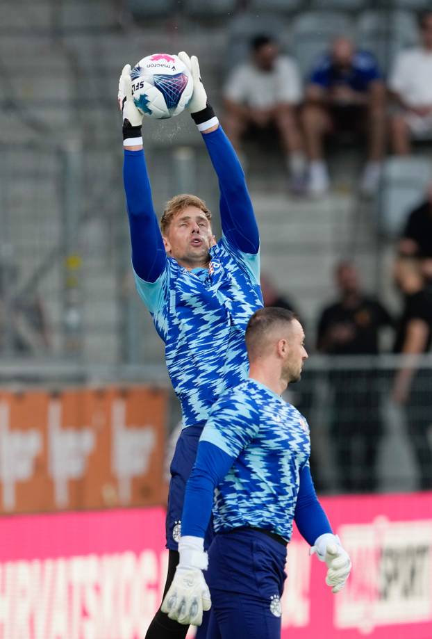 Thun: Zagrijavanje igrača prije početka utakmice FC Thun - GNK Dinamo