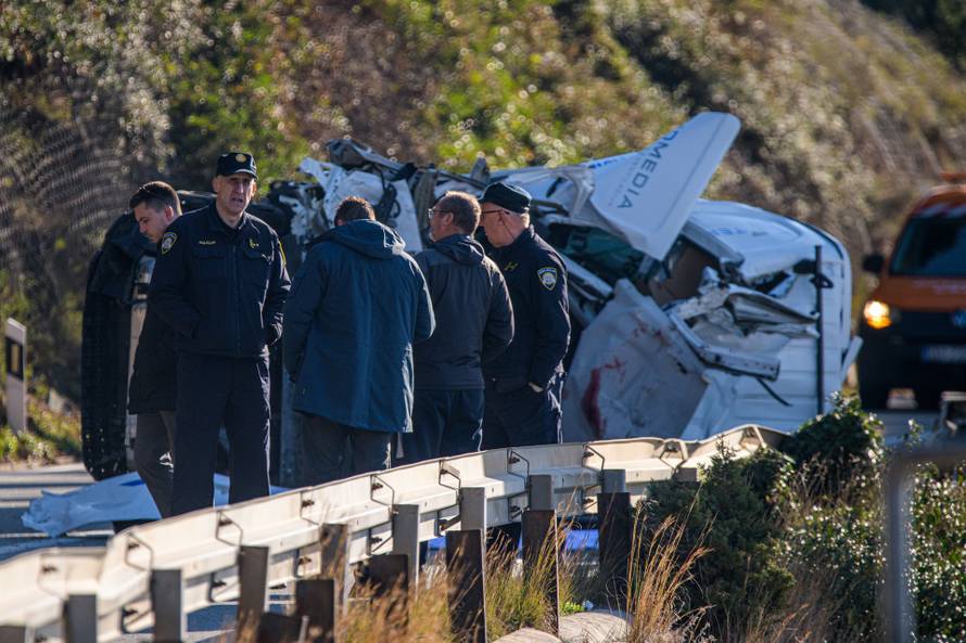 Stijena se odlomila i pala na kombi na magistrali kod Dubrovnika