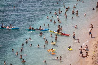 U Dubrovniku su mnogi spas od velikih vrućina potražili u moru ili na gradskim fontanama