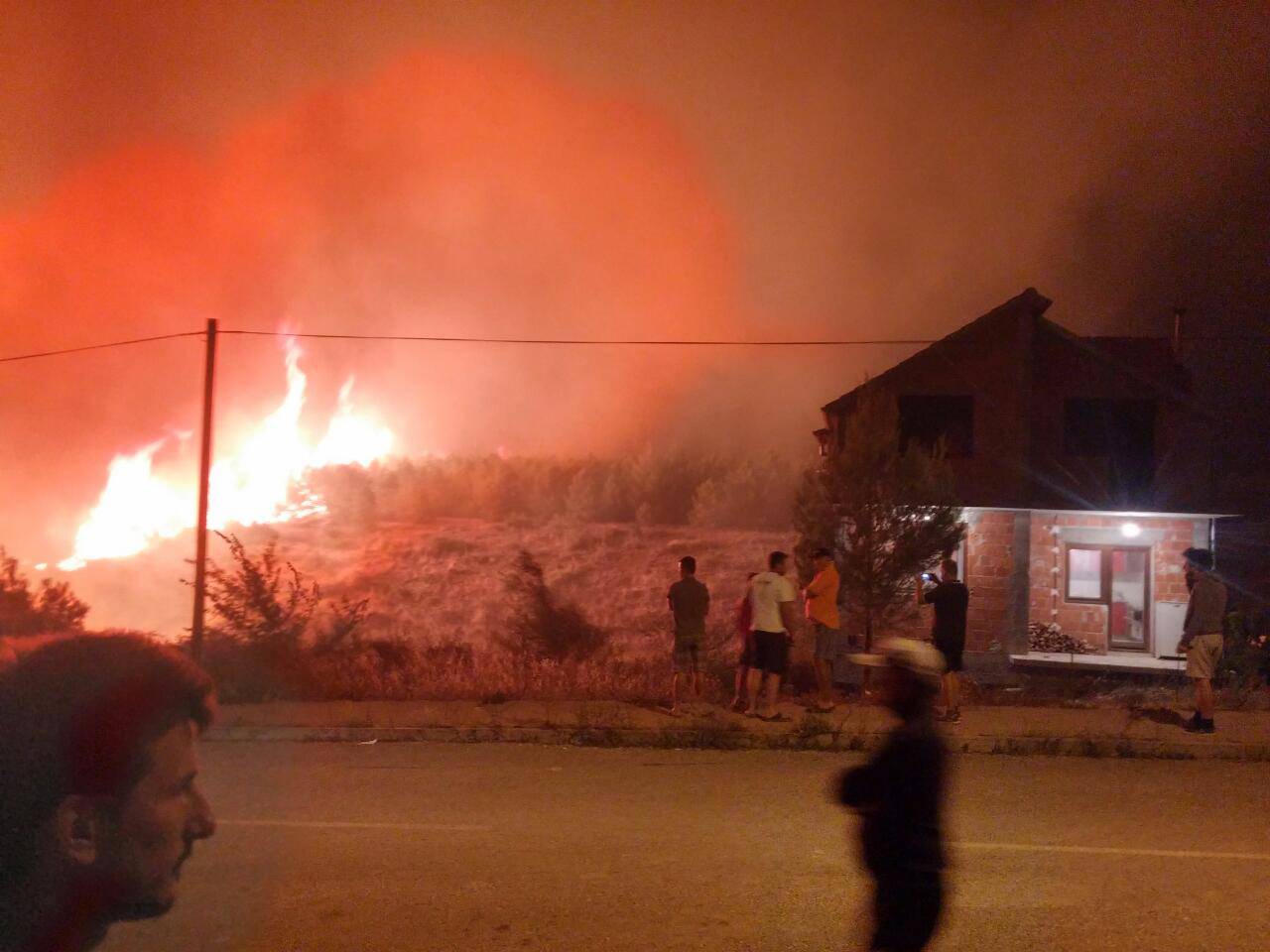 Kod Šibenika spasili kuće, gori kod Šestanovca, na Marjanu...