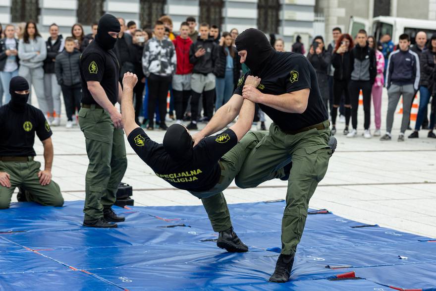 U središtu Osijeka održana pokazna vježba specijalne i interventne policije