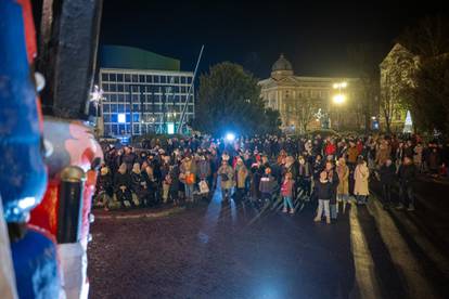 FOTO Brojni građani ispred HNK Zagreb pratili prijenos Orašara, nije im smetala ni hladnoća...