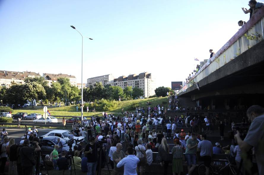 Beograd: U sklopu prosvjeda "Srbija protiv nasilja" nekoliko vozača blokiralo autocestu