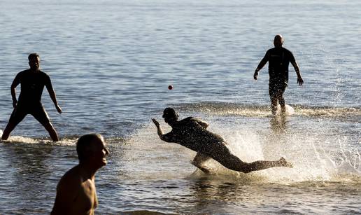 FOTO Partija picigina na staru godinu na sunčanim Bačvicama