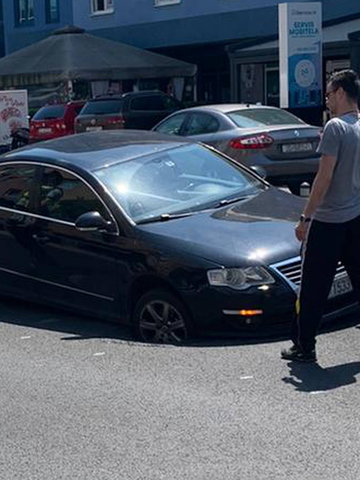 Vukovarska ulica u Zagrebu: Auto pao u rupetinu na cesti!