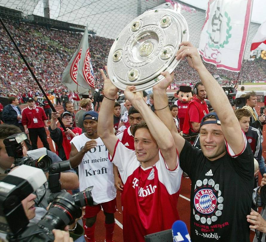 FUSSBALL  1. Liga  FC Bayern  JUBEL  Meisterschale