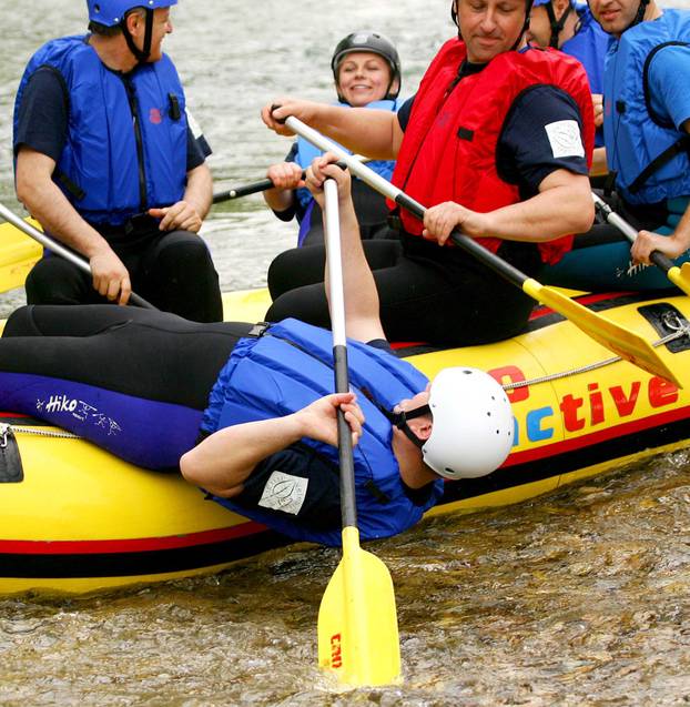 ARHIVA - Ministri sudjelovali na prvoj rafting regati "Zrmanja 2006"