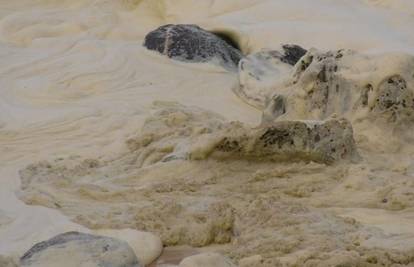 VIDEO  Opasnost iz mora? More se pjeni, surferi obolijevaju: Australija zatvorila plaže...