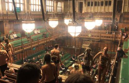 Striptiz u parlamentu: Ekološki aktivisti skinuli se za klimu