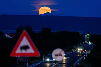 FOTO Veličanstveni Supermjesec obasjao nebo nad Hrvatskom: Pogledajte spektakularne fotke