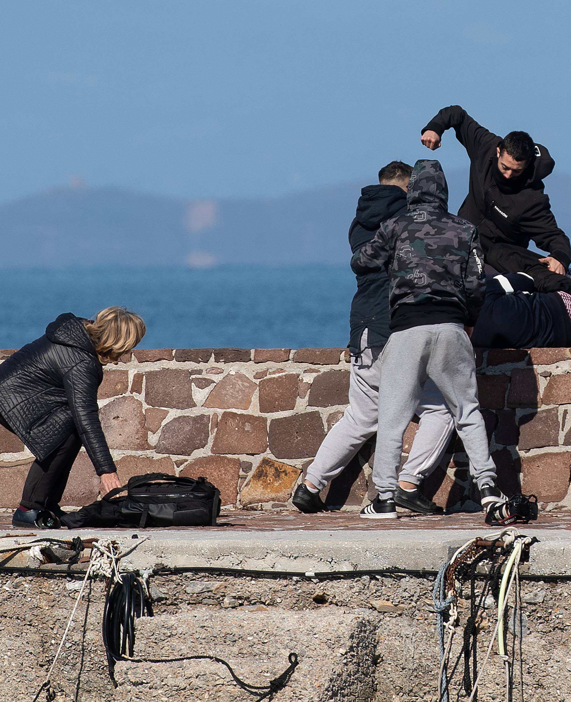 Frka na Lezbosu: Napali brod s migrantima i mlatili novinare