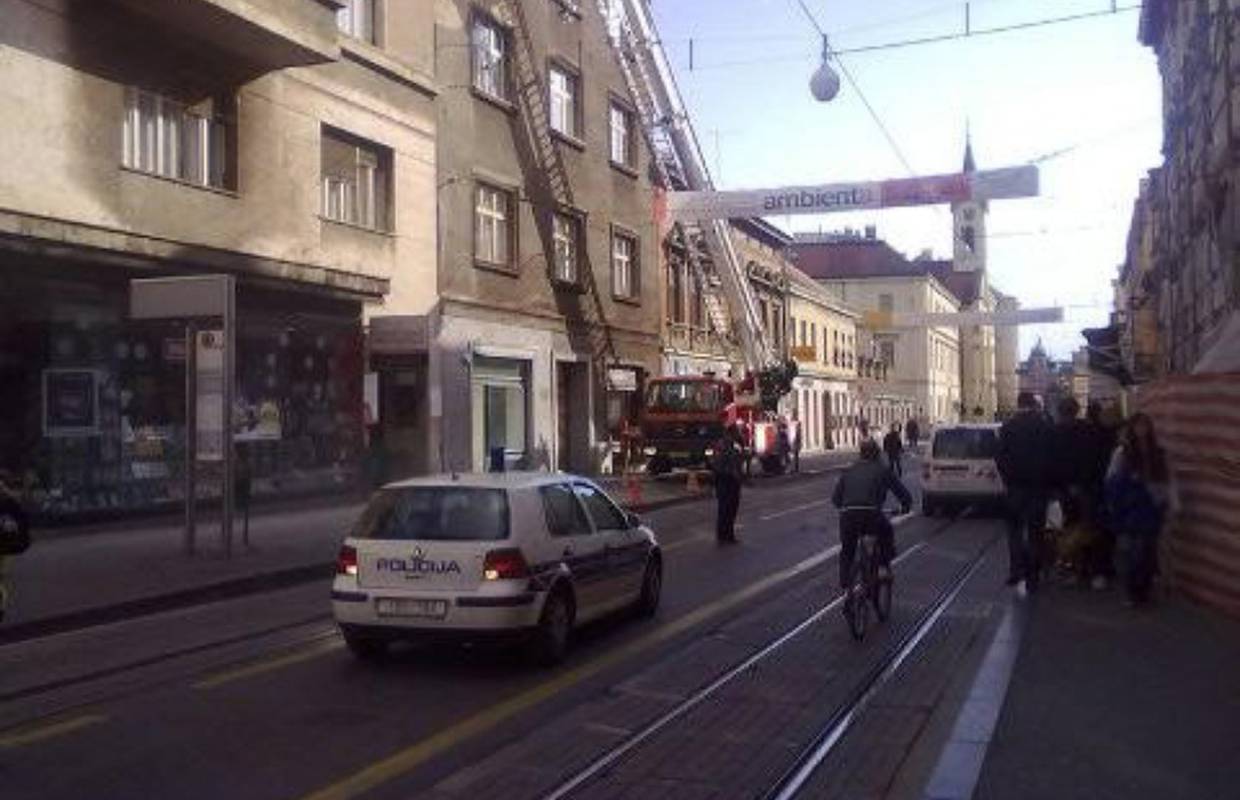 Zagreb: Žbuka koja je pala sa zgrade preusmjerila tramvaje
