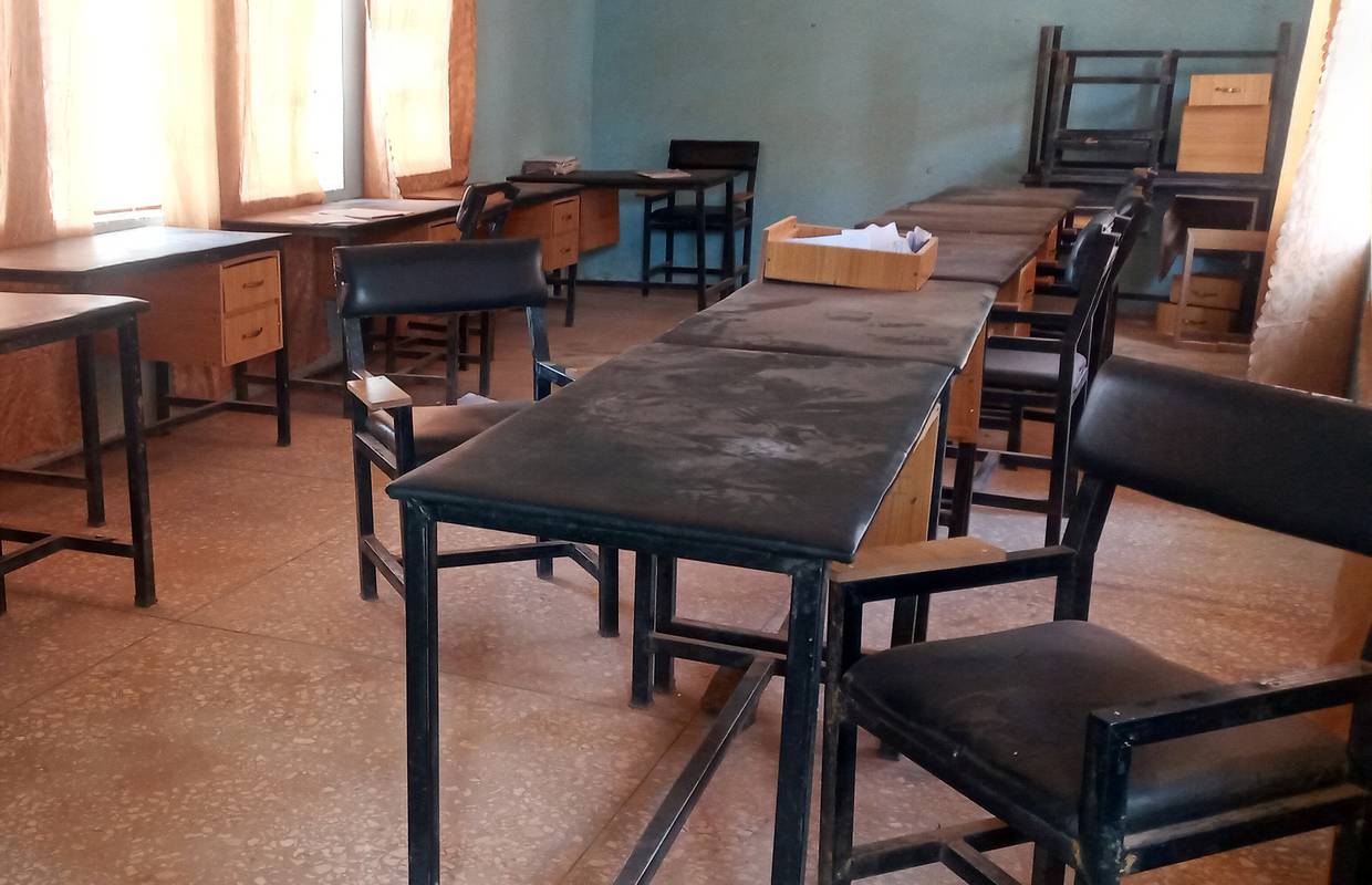 Naoružani napadači upali u školu i   oteli oko 400 učenika