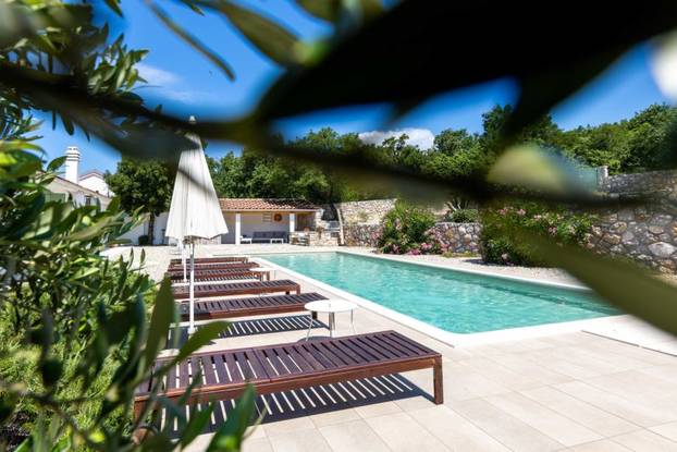 FOTO Ovaj predivan kameni dvorac s bazenom se prodaje za manje od 2 milijuna eura!