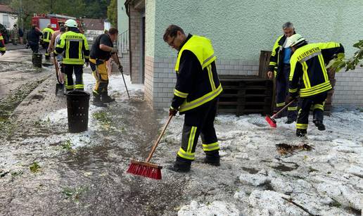 FOTO 36 Celzija pa hladni &scaron;ok u Njema&ccaron;koj: Tu&ccaron;a zatrpala ulice, bilo je i 40 centimetara leda