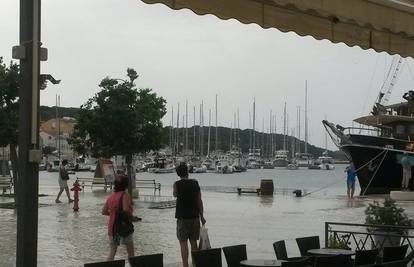 Plimni val poplavio Mali Lošinj: 'Plivala' riva, kafići, trgovine...
