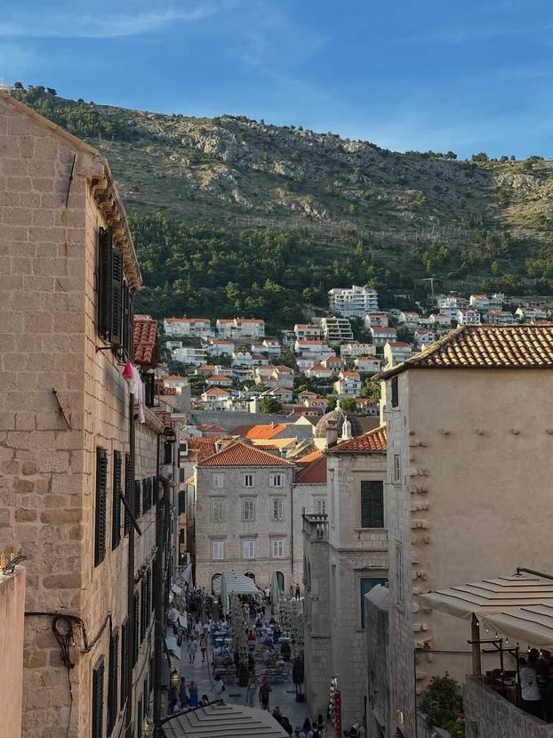 FOTO Arija Rizvić je pokazala prizore divnog Dubrovnika, a pažnju privukao i njen dekolte