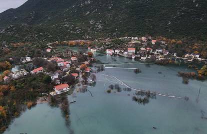 Vozi se otežano: Voda prodrla na pojedine ceste na području Vrgorca, Imotskog i Metkovića