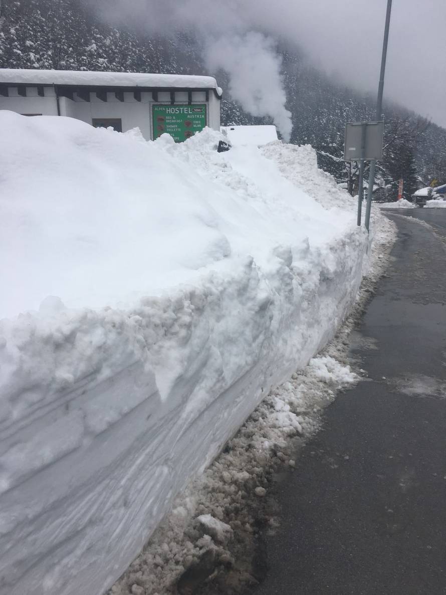 Hrvati zatočeni u Tirolu: Snijeg je zatrpao aute, ovdje je kolaps