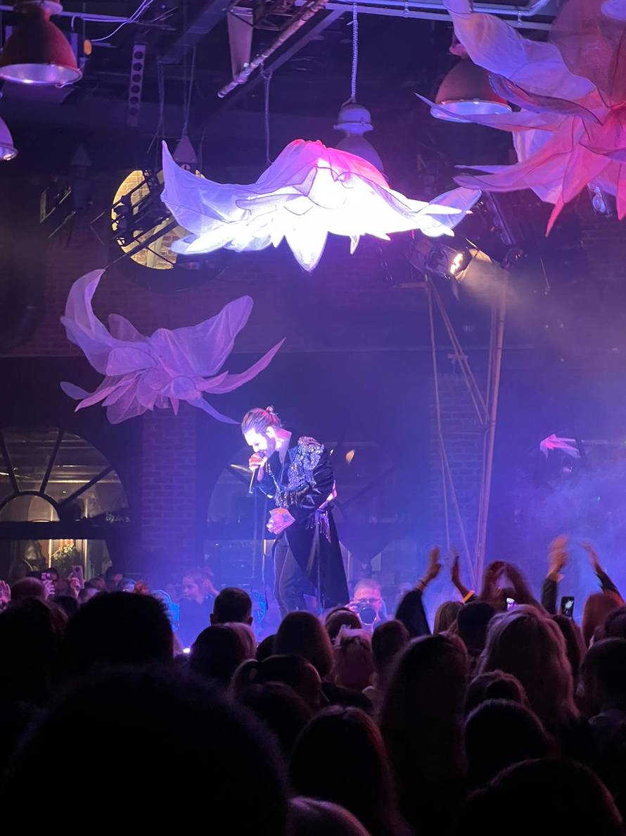 Luka Nižetić zapjevao u Tvornici: 'Dobra večer zaljubljeni narode, 20 godina prođe tako brzo...'