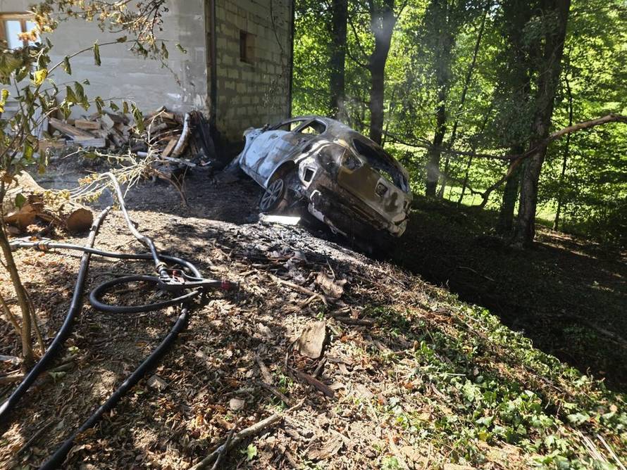 FOTO Tragedija u Ivanić-Gradu: Autom se zabio u kuću i izgorio