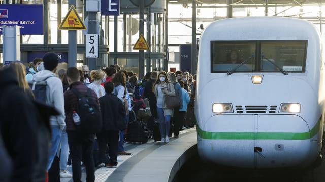 German train drivers hold week-long strike in wage dispute with Deutsche Bahn