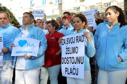 FOTO Veliki štrajk u zdravstvu: 'Zračimo, ali ne od sreće', 'Dva tenka manje i problem riješen!'