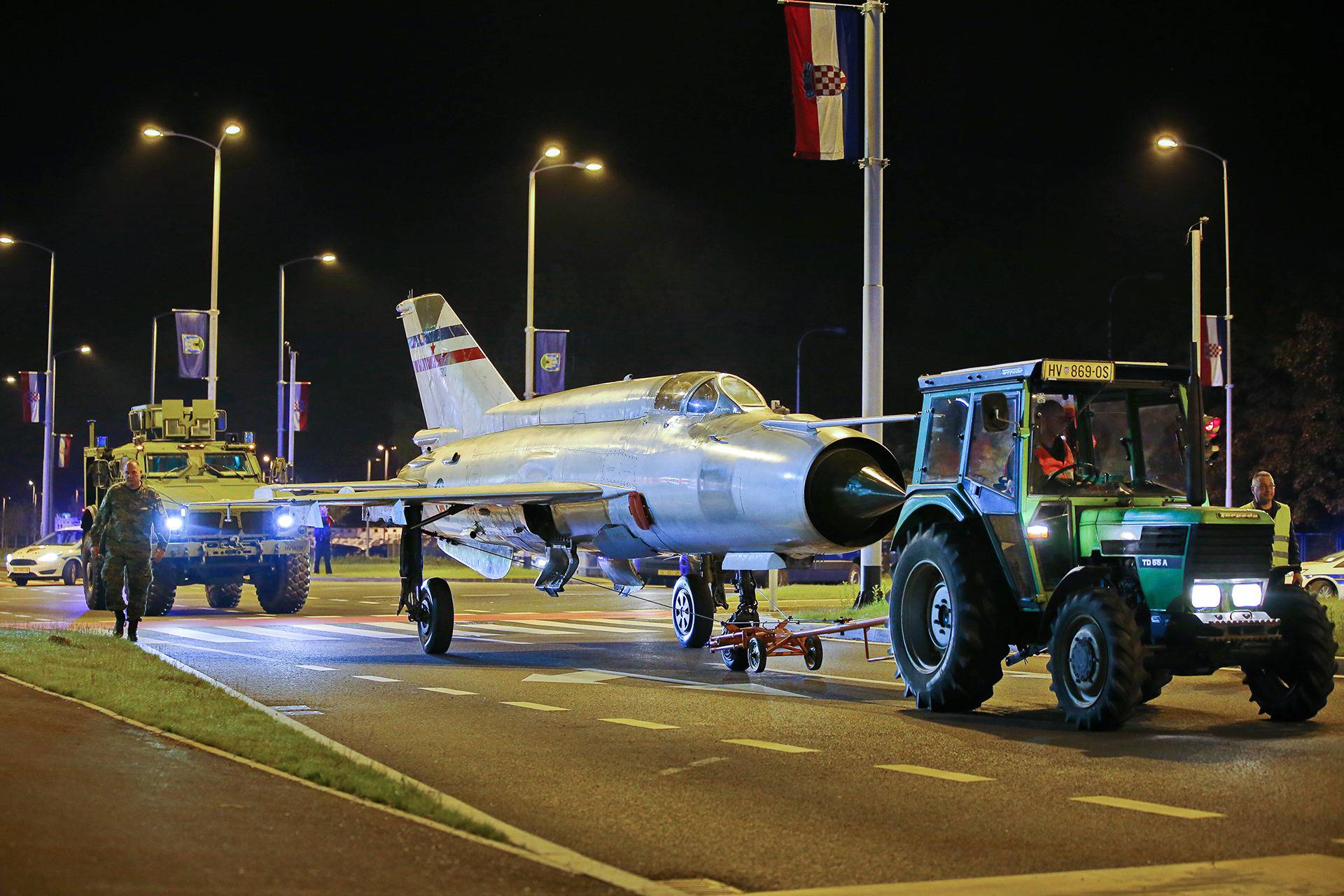 Pazi, MiG na cesti! Perešinov avion noćas vozili kroz Zagreb