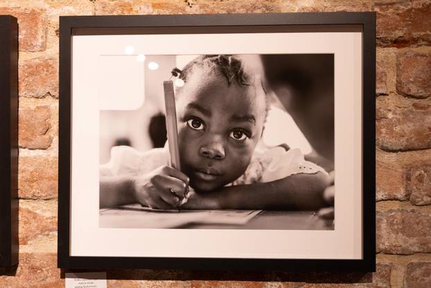 Osijek: Svečano otvorenje izložbe fotografija fotoreporterke Pixsella Emice Elveđi "Srce za Afriku"