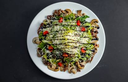 Uzbudljiva toplo-hladna salata s piletinom i šampinjonima