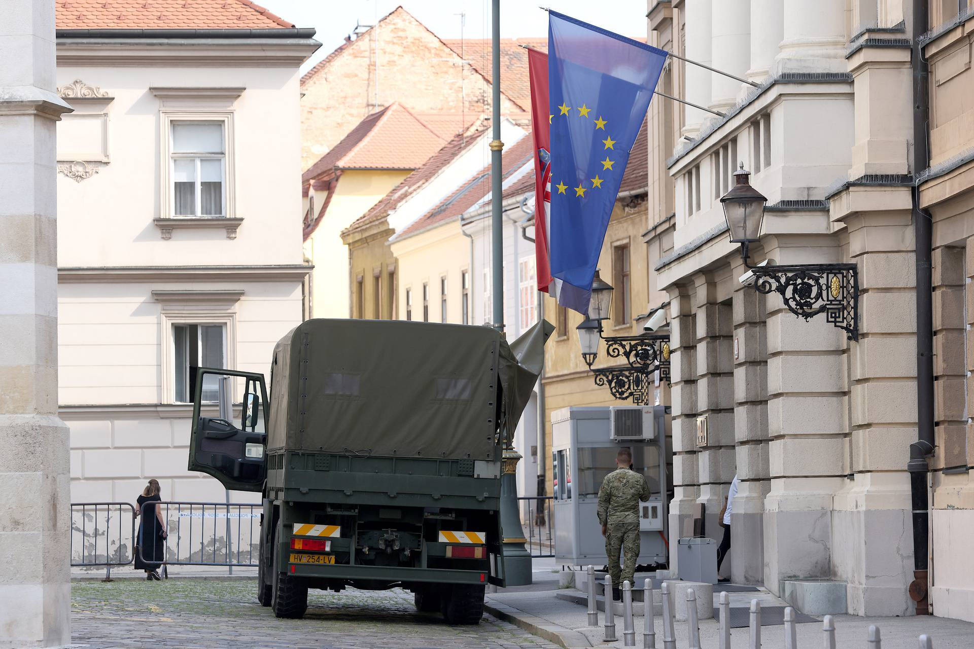 Zagreb: Vojni kamioni na Markovom trgu pomažu preseliti stvari iz Sabora