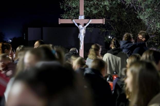 Škabrnja: Odavanje počasti poginulima paljenjem svijeća u Ulici 18. studenog 1991