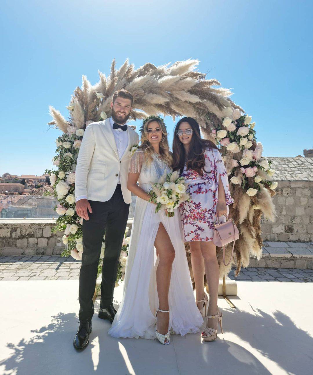 Adriana Đurđević objavila fotke s vjenčanja: Duje šarmirao u odijelu, ona pokazala trbuščić