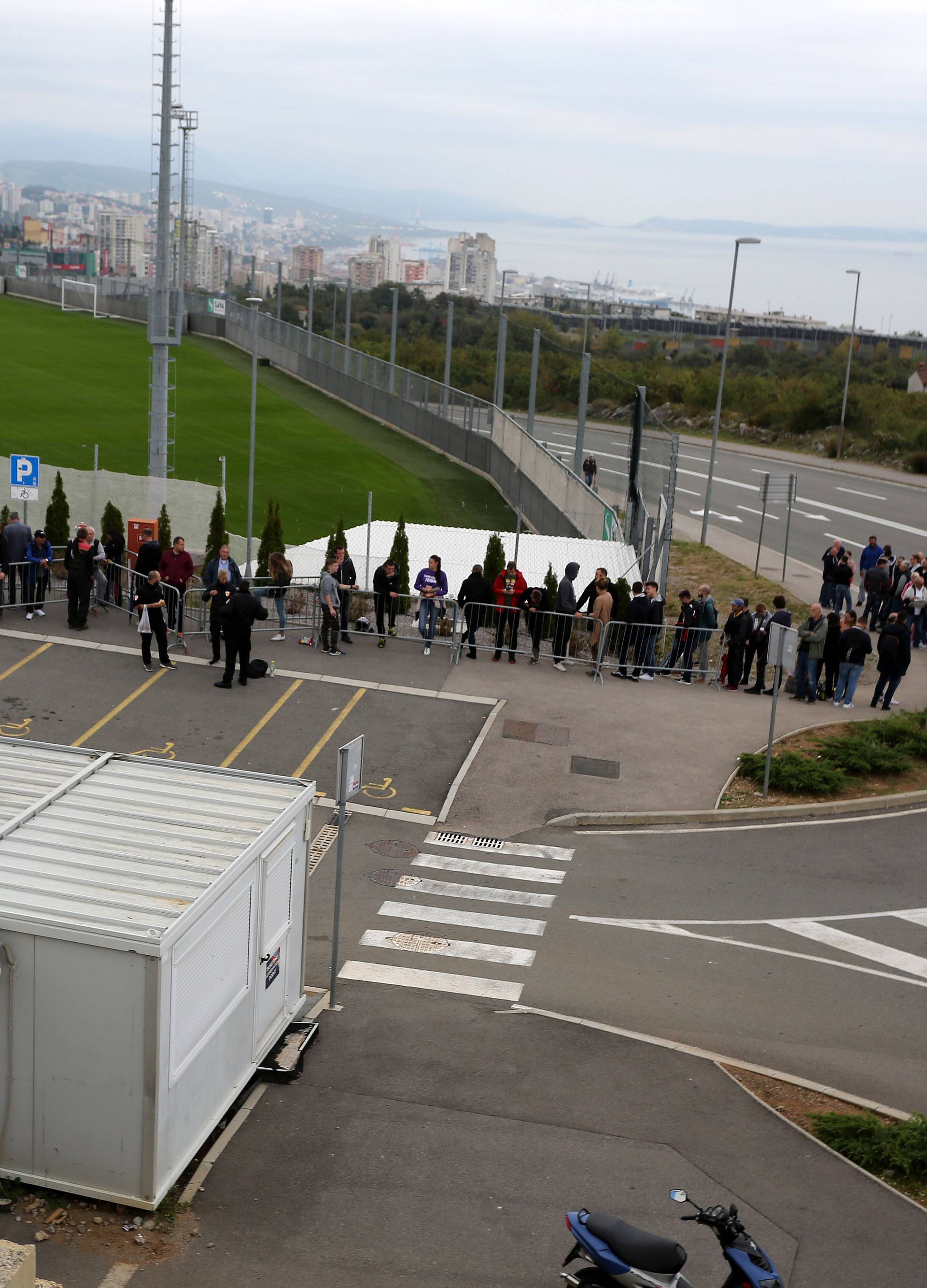 Navijači satima čekaju na ulaznicu za utakmicu Hrvatska - Slovačka