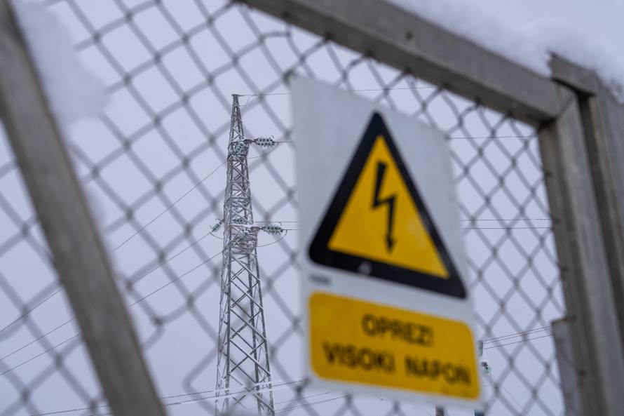 Otočac: Zbog mokrog snijega koji pada dio Like ostao bez struje