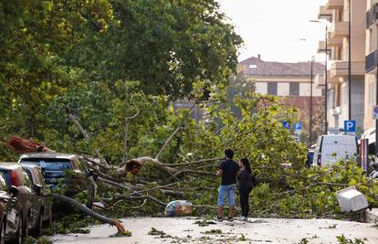 Oluja u Milanu čupala stabla i krovove,  dvije žene poginule u nevremenu na sjeveru Italije