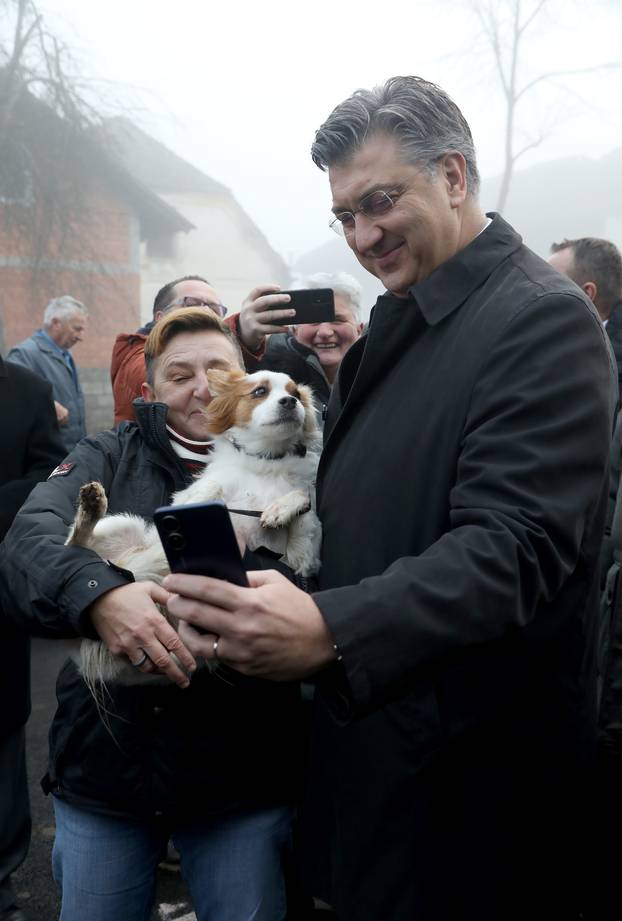 Andrej Plenković u obilasku Gline fotografirao se s psom i njegovom vlasnicom