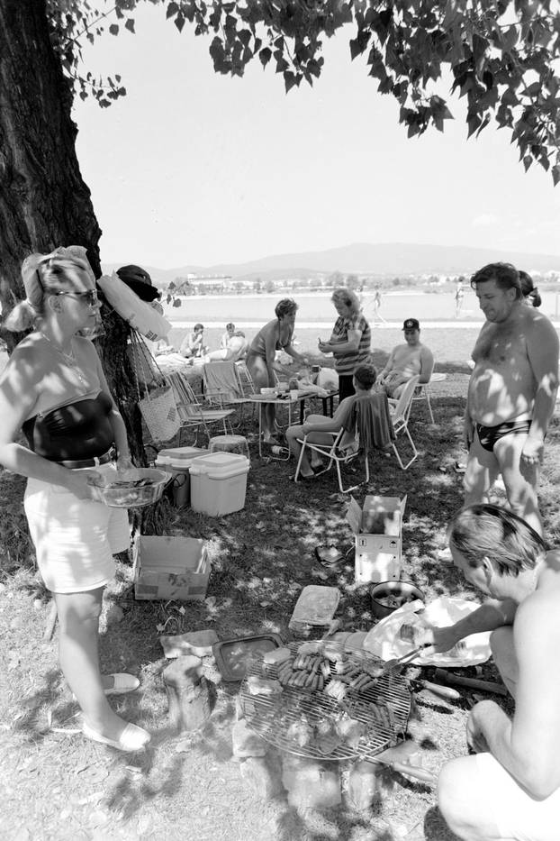 Zagreb: Kako se ljeto bliži kraju, broj kupača na jezeru Jarun sve je manji, 21.8.1994.