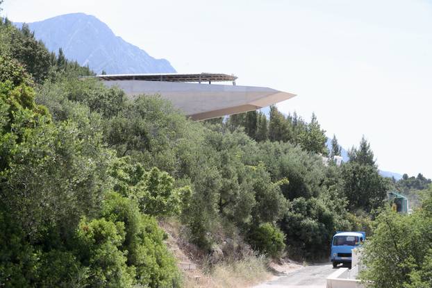 Neobična građevina u obliku velikog glisera gradi se u Baškoj Vodi