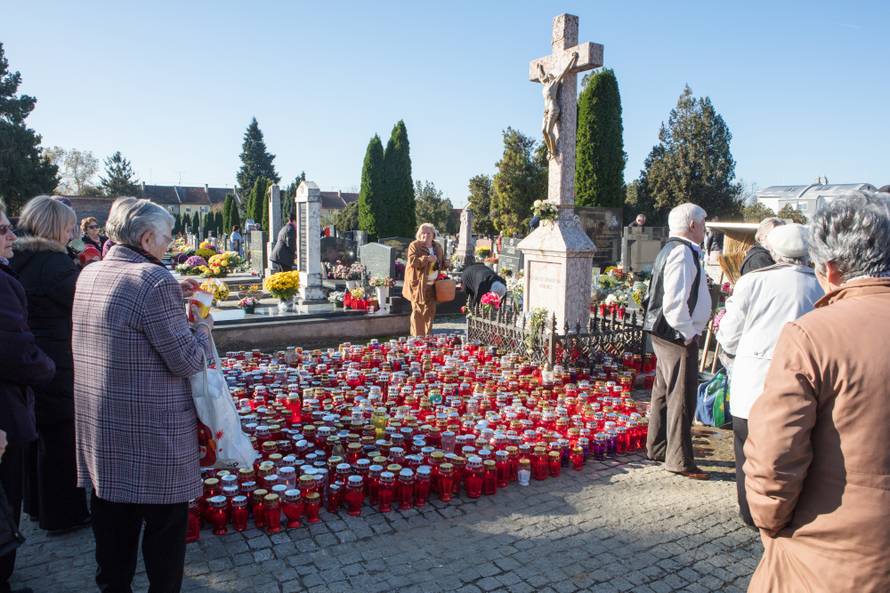 Dan je Svih svetih: Pogledajte fotografije s hrvatskih groblja