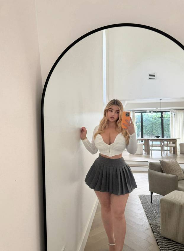 FOTO Bujnu Anastasiju prozvali su sovjetskom Kim Kardashian! Zbog oblina naišla na odbijenice