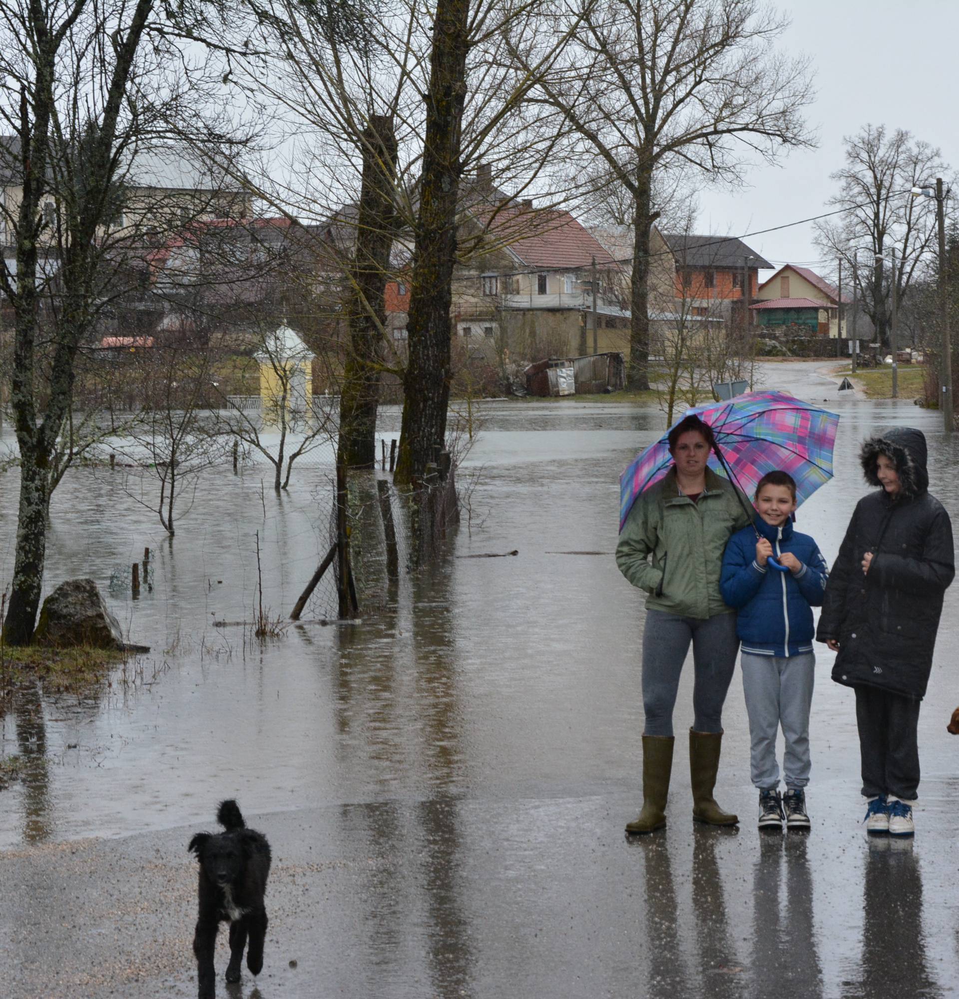 U Petrinji strepe od odrona, u Kosinju po hranu idu čamcima