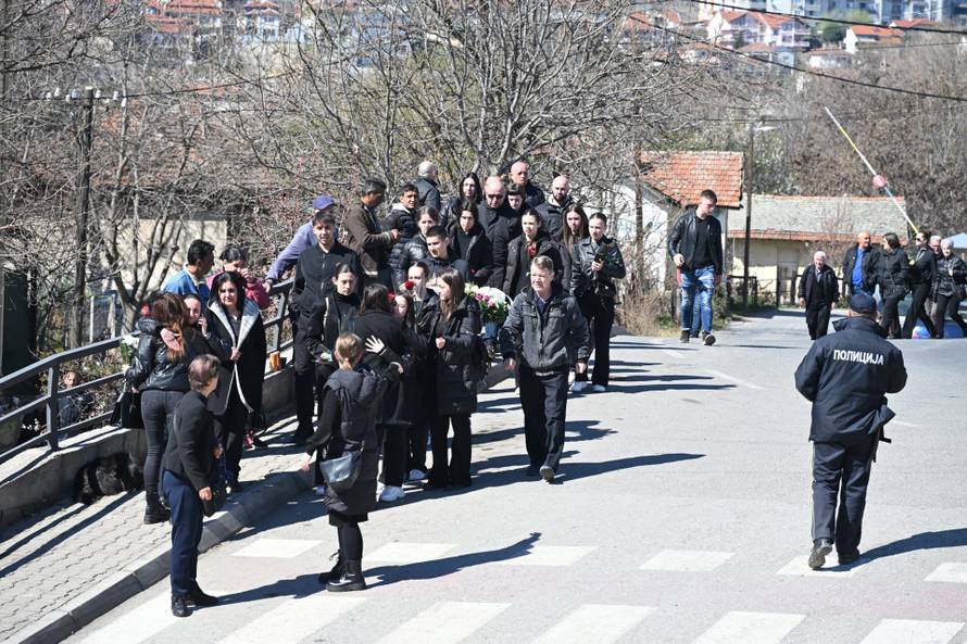 Brojni stanovnici Kočana oplakuju poginule na dan njihova sprovoda
