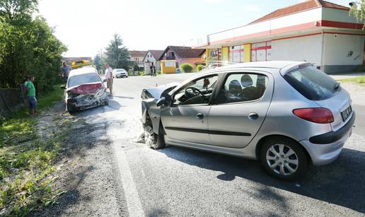 Petero ljudi ozlijeđeno u sudaru dva automobila, svi su u bolnici