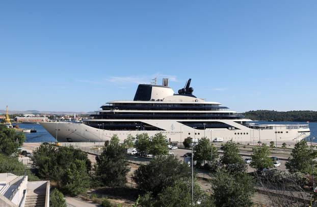 Šibenik: U šibenskoj luci usidrio se najluksuzniji kruzer na svijetu Four Seasons 
